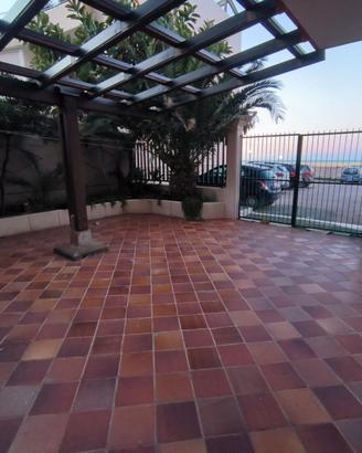 Appartamento con veranda vista mare e posto auto