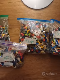 Lotto LEGO 3,15 kg: mattoncini, piastre, tegole