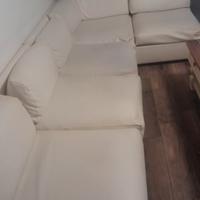 divano angolare in ecopelle