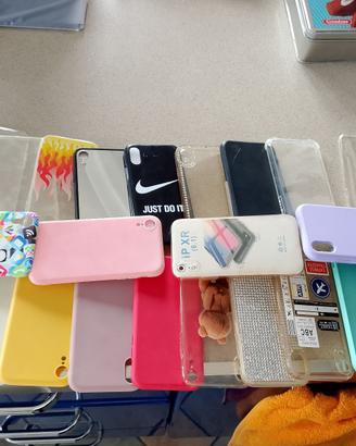 Set di circa 30 cover per iphone xr