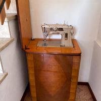 Macchina da cucire Singer vintage con mobile