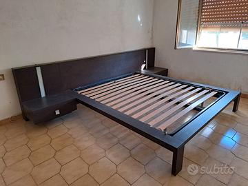 Letto matrimoniale con testiera e comodini