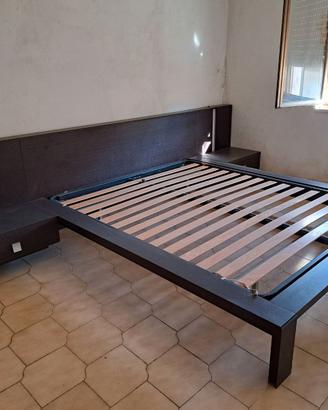 Letto matrimoniale con testiera e comodini