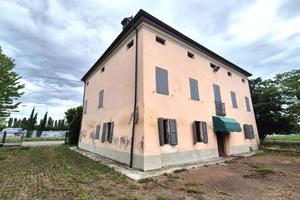 Casa indipendente di 450 m² con più di 5 locali e 