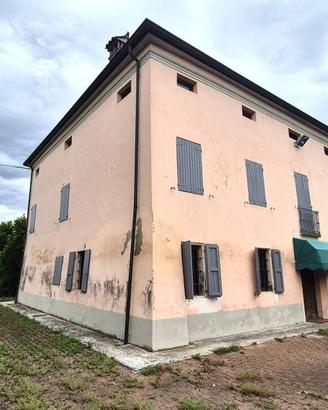 Casa indipendente di 450 m² con più di 5 locali e 