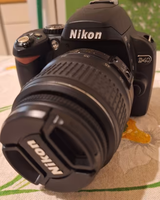 Nikon D40 con obiettivo  18-55  e accessori