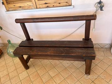 Due panchine di legno da esterno