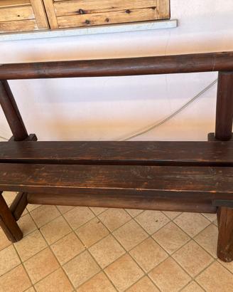 Due panchine di legno da esterno