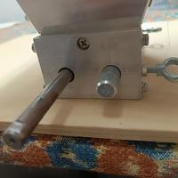 Mulino per grani con tavola e aggancio trapano