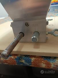 Mulino per grani con tavola e aggancio trapano