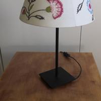 Lampada da tavolo floreale. 