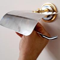 Portarotolo color acciaio e oro