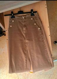 pantaloni con bottoni dorati