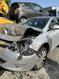 Opel Astra incidentata