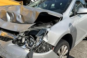 Opel Astra incidentata