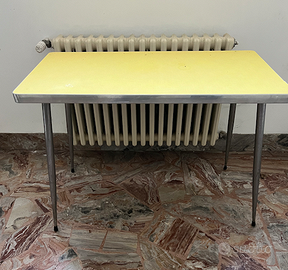Tavolo e sedia vintage gialli anni '60/'70 – Moder