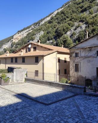 4 LOCALI A FOLIGNO