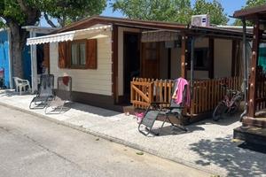 Casetta in legno con roulotte mese Agosto