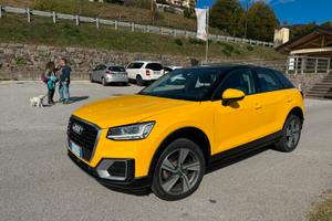 Audi Q2 gialla