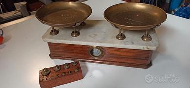 Bilancia antica in legno, marmo e ottone con pesi