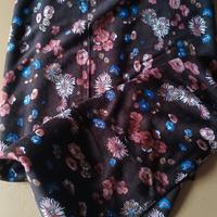 Tessuto maglina marrone a fiori 