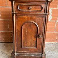 Comodino antico con marmo