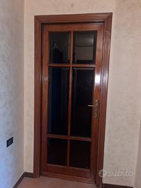 Porta da interno in legno noce con vetri satinati