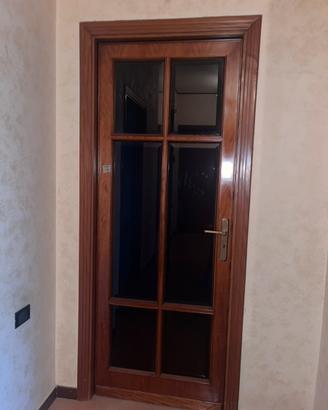 Porta da interno in legno noce con vetri satinati