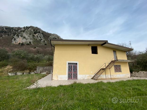 Casa su due livelli e terreni cda Piede del Monte