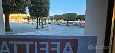 Loc. commerciale con affaccio sulla Piazza
