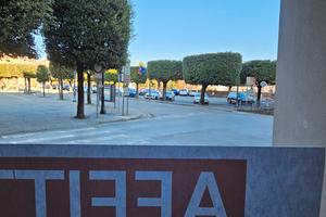 Loc. commerciale con affaccio sulla Piazza