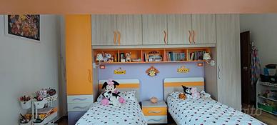 Cameretta a ponte con letti, libreria e scrivania