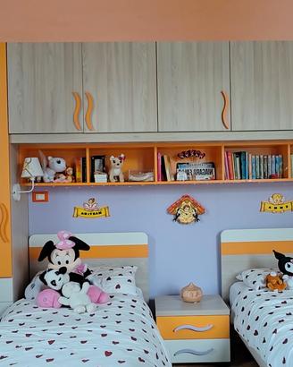 Cameretta a ponte con letti, libreria e scrivania
