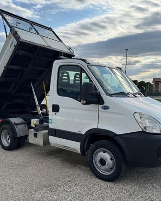 IVECO 35C10 con cassone ribaltabile trilaterale
