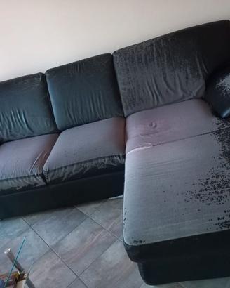 Divano in ecopelle usato