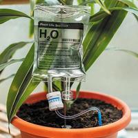 Dispositivo di irrigazione a goccia per piante da