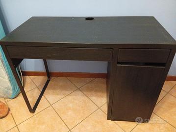 Scrivania nera IKEA 