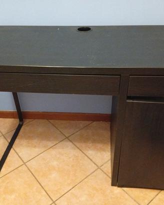 Scrivania nera IKEA 