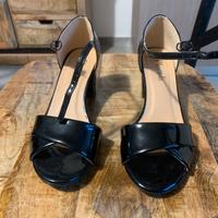 Sandalo elegante in vernice