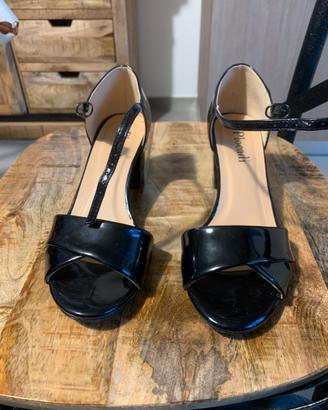 Sandalo elegante in vernice