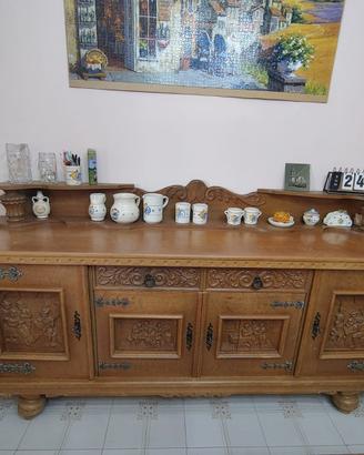 Credenza decorata ed intagliata in legno 