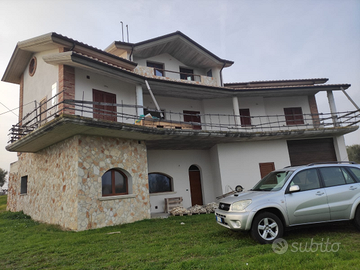 Villa con uliveto e pozzo artesiano