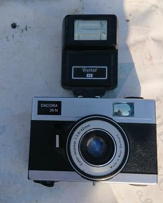 Fotocamera Dacora 35N con flash Vivitar 55