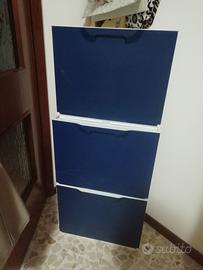 Scarpiere di colore blu e bianco
