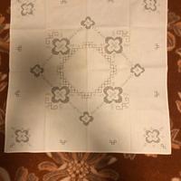 Tovaglia in lino ricamata a mano