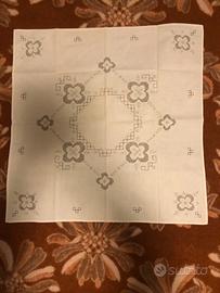Tovaglia in lino ricamata a mano