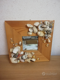 Specchio con cornice in legno e conchiglie