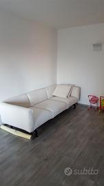 Divano 3 posti Knoll modello Avio con pouf