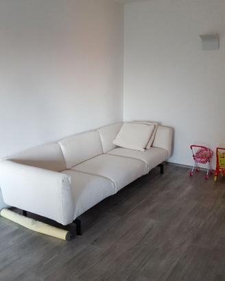 Divano 3 posti Knoll modello Avio con pouf