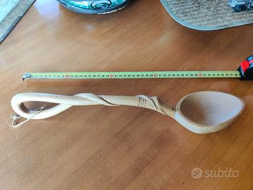 cucchiaio intagliato testa serpente